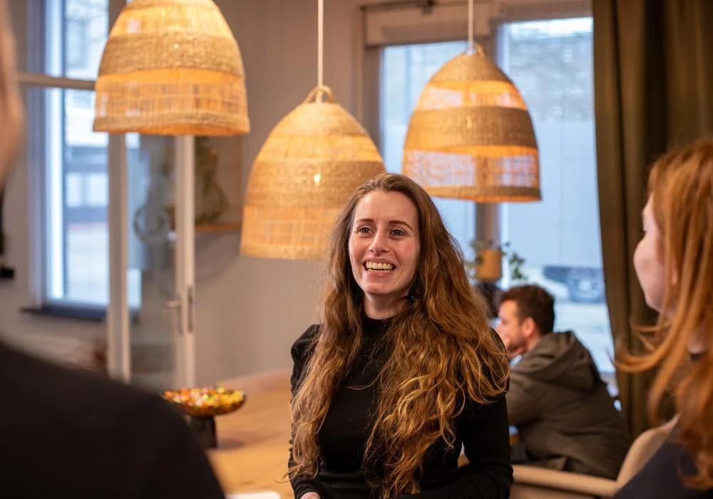 HR-consultant heeft een telefoongesprek met klant