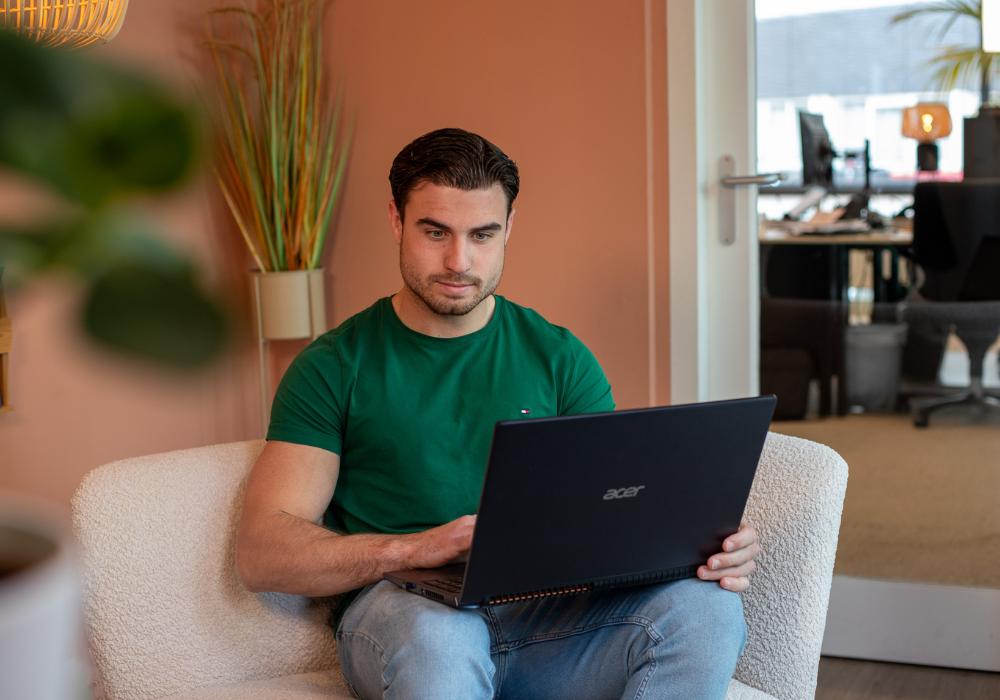 Collega aan het werk achter computer.