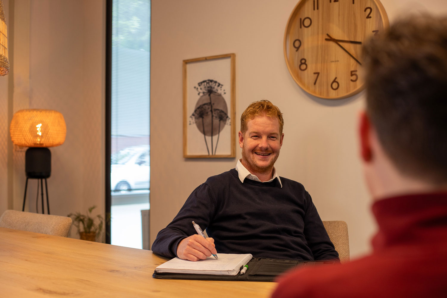 Medewerker in overleg met kandidaat