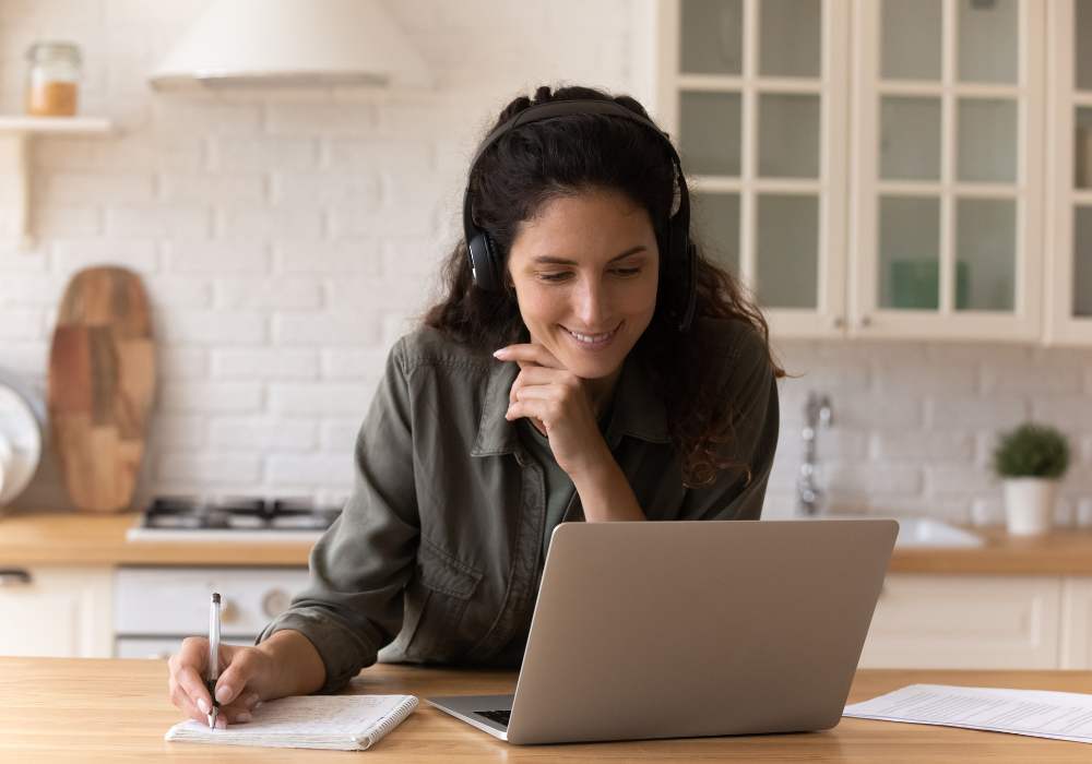 Mevrouw achter laptop met koptelefoon