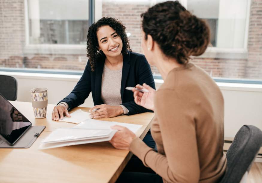 Twee mensen in gesprek aan tafel