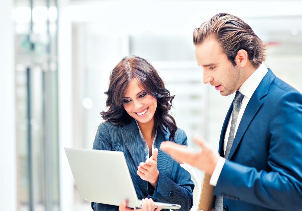 Collega's met elkaar in overleg met computer in de hand
