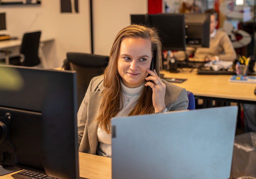 Medewerker achter laptop