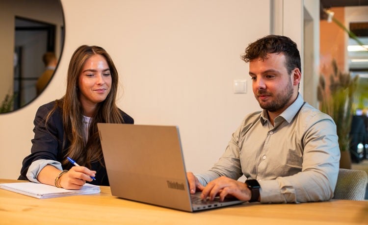 Medewerkers achter laptop