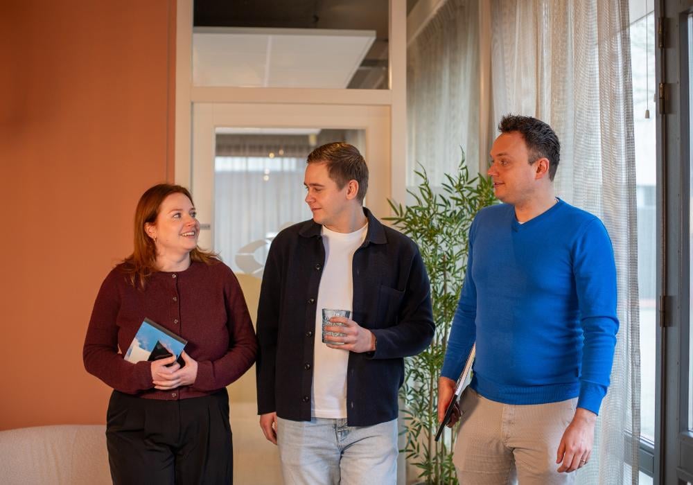 Anouk, Bart en Chris in overleg