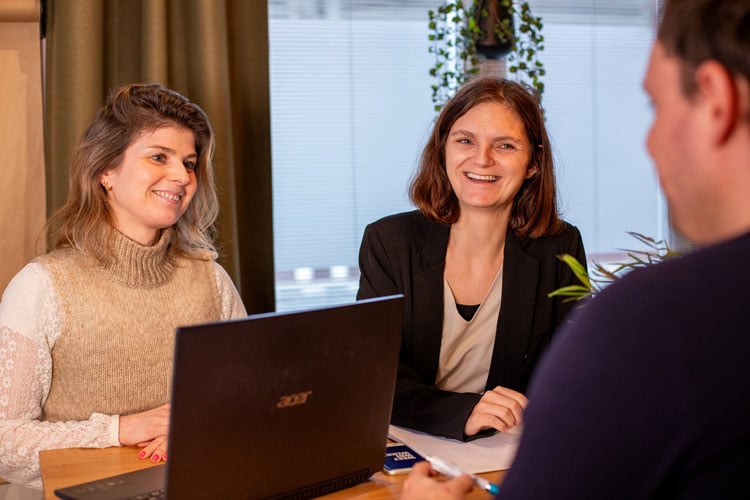 Medewerkers in overleg