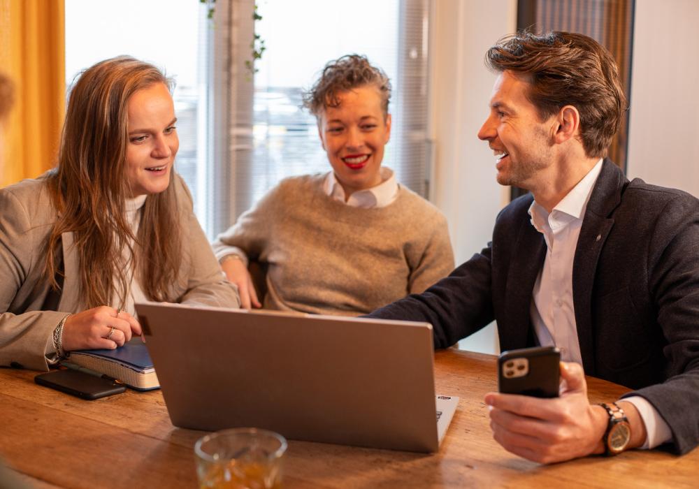 Collega's in gesprek aan tafel