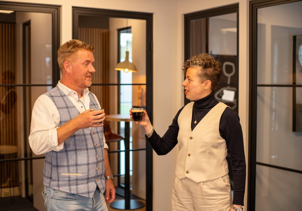 Dennis en manon in gesprek koffie