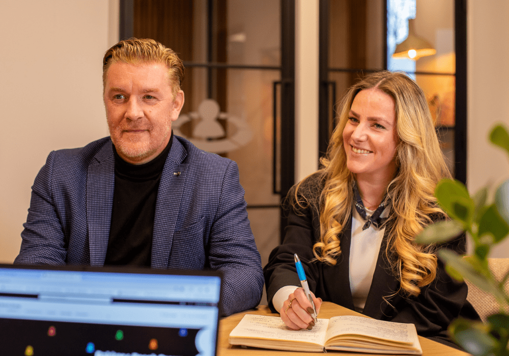 Maud en Dennis in gesprek aan tafel
