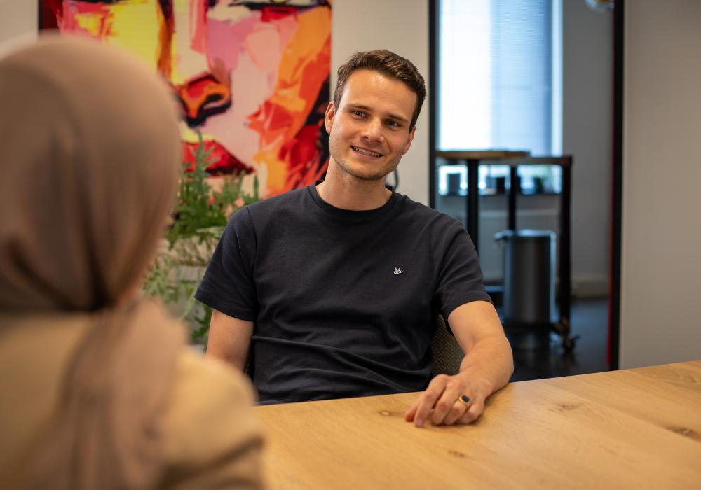 Medewerker in gesprek