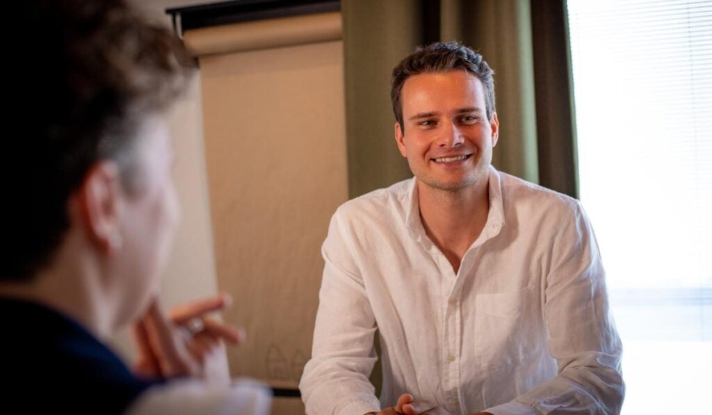 Recruiter Willem-Jan in overleg