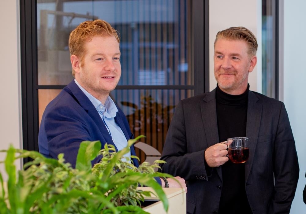 Marc en dennis in overleg