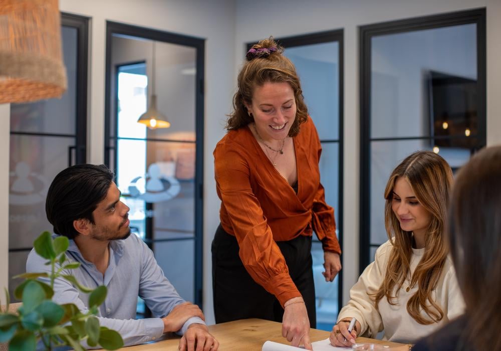 Margot in overleg met team