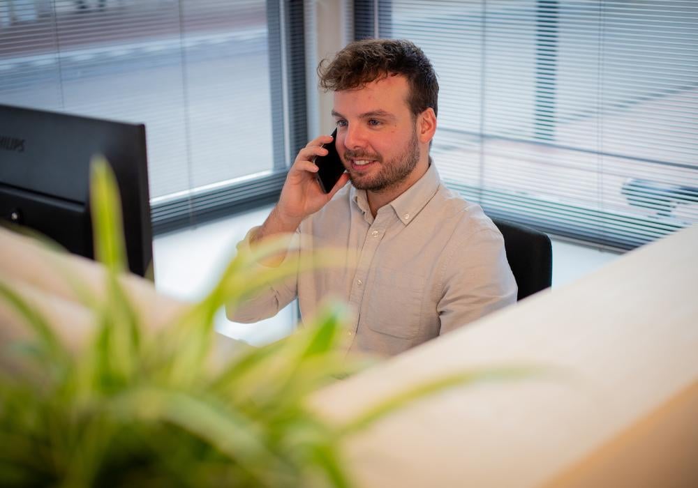 Consultant telefonisch in gesprek