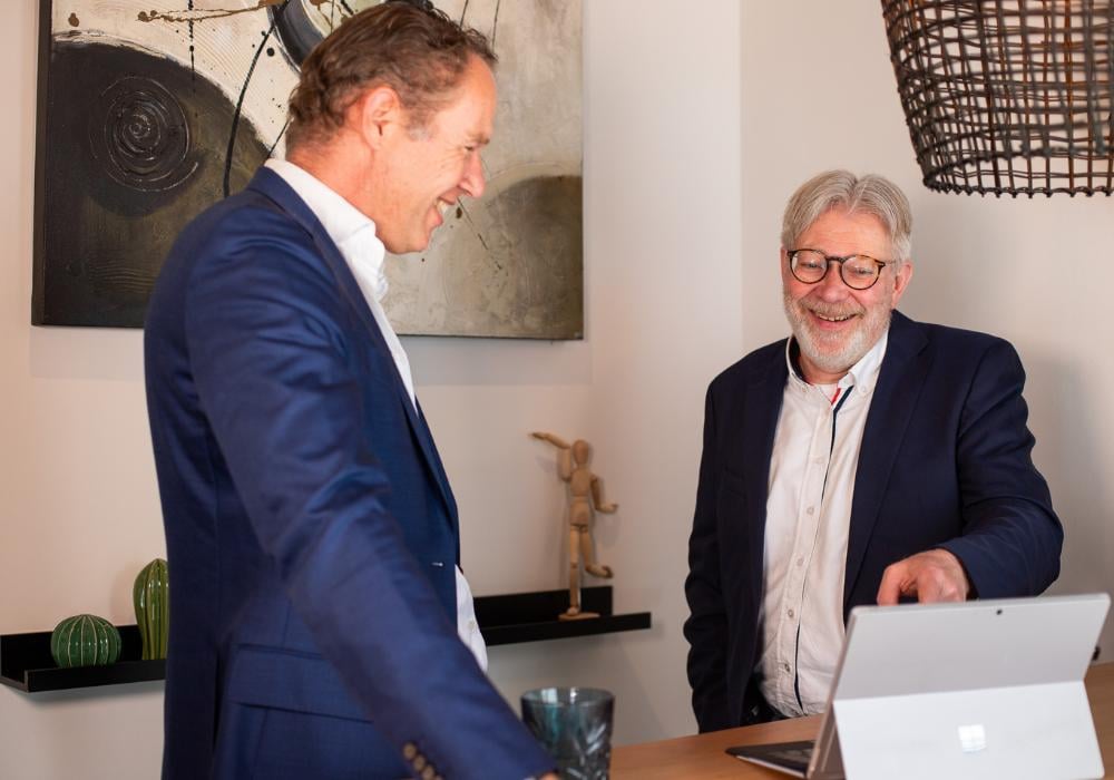 Izaak en Marc wijst naar laptop