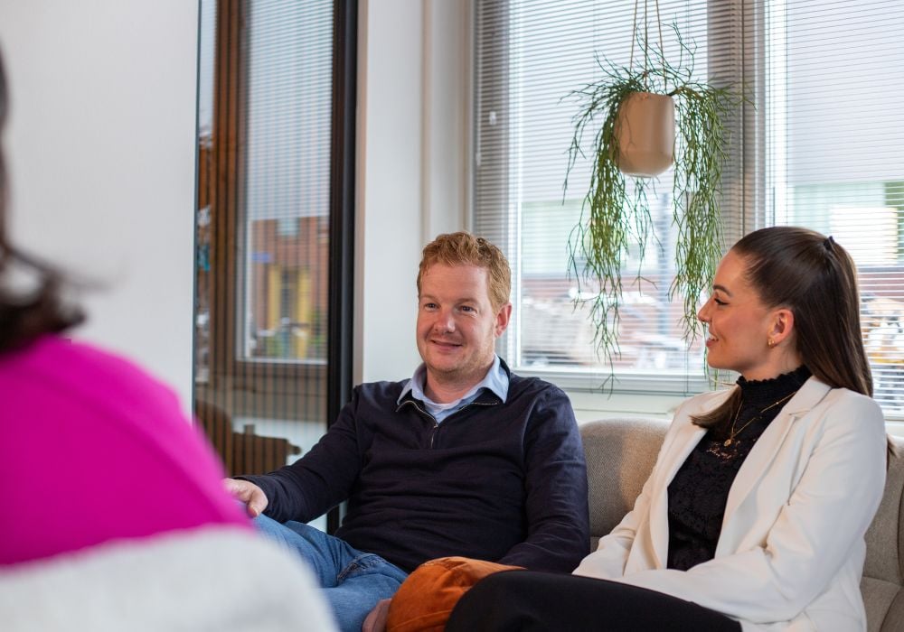 Iris en Marc in overleg met collega