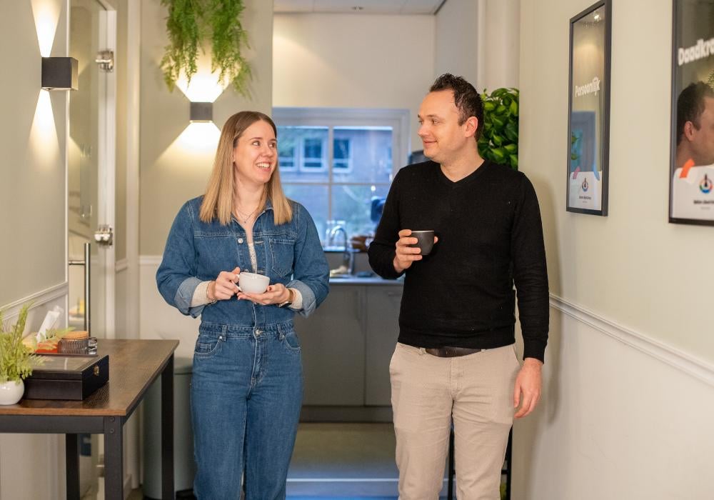 Laura en Chris in overleg