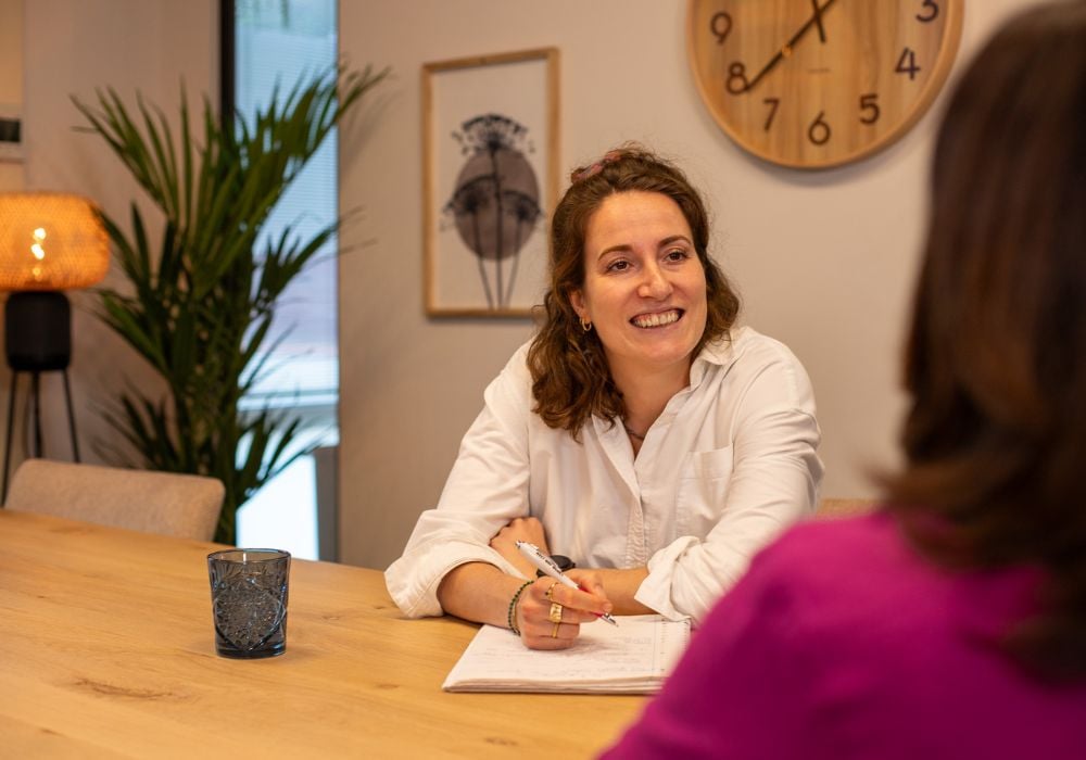 Marloes in gesprek met collega