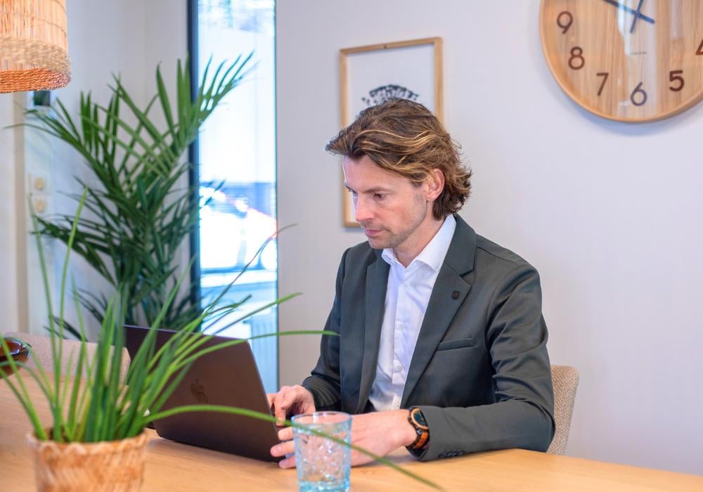 Dirk de Bakker achter laptop 1 | Bakker en Bosch