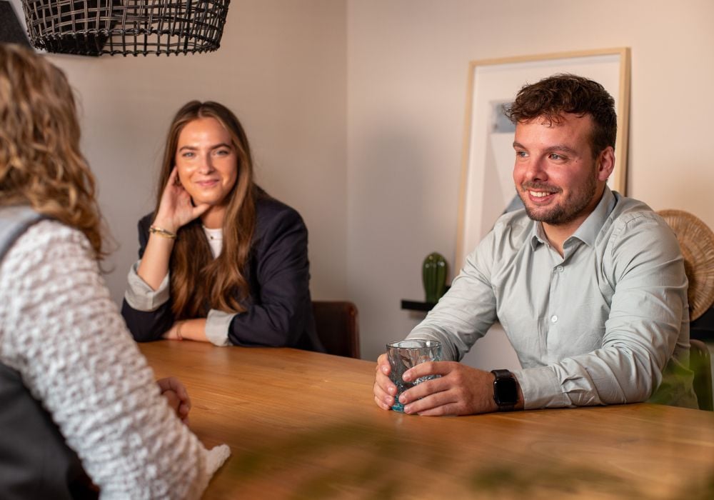 Luca en Willemijn in gesprek met kandidaat