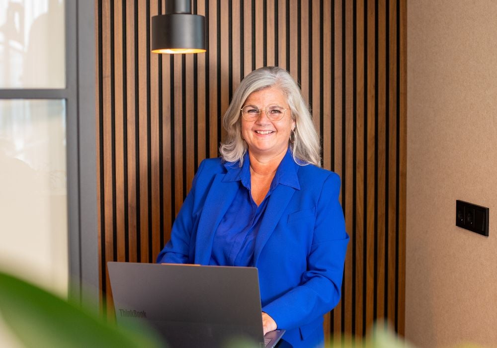 Medewerker achter laptop