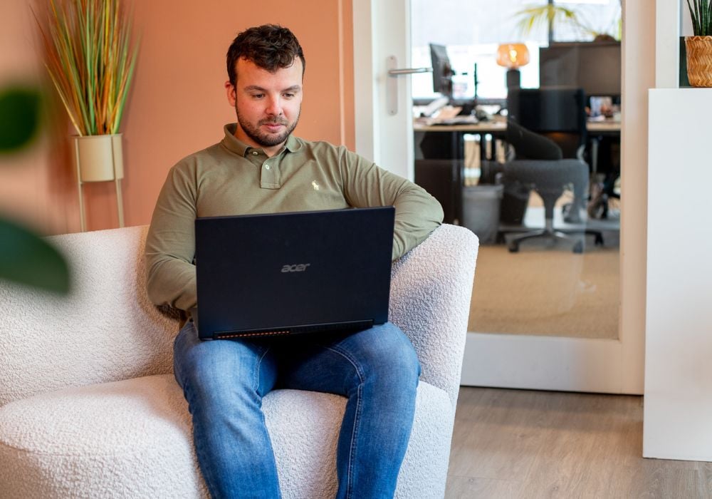 Luca achter laptop | Bakker en Bosch