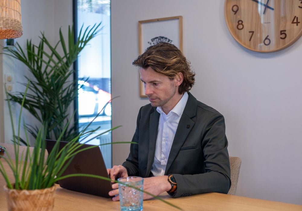 Medewerker in overleg achter laptop